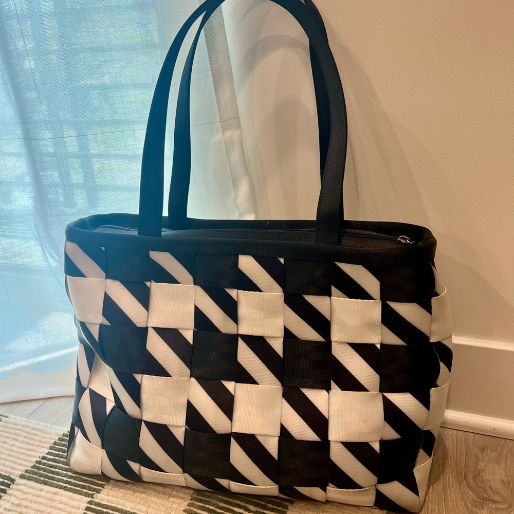 Harvey’s Black and White Houndstooth Tote